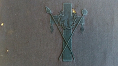 Wyszywany krzyż i znaki męki na szkaplerzu